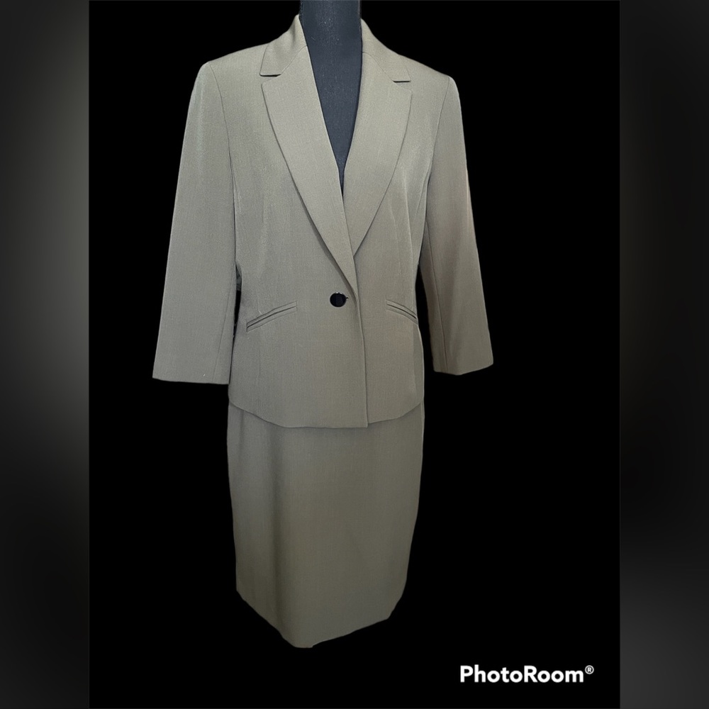 Kasper women's 2 piece olive suit, size 8